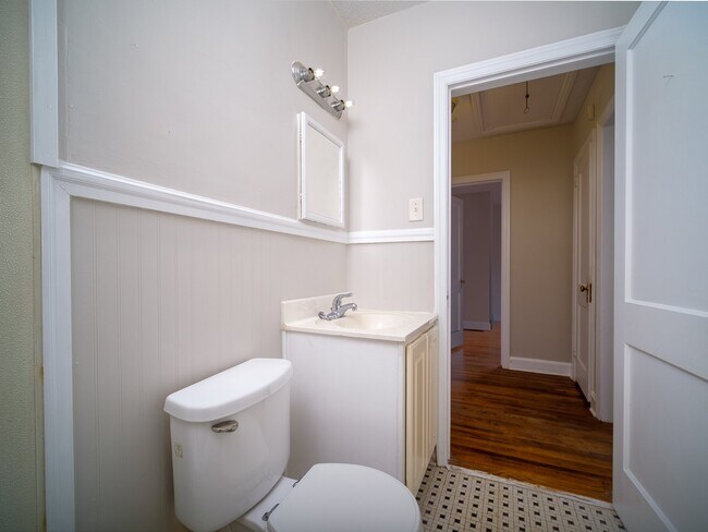 Building Photo - "Charming 3-Bedroom Home with Gleaming Hardwood Floors & 2 Full Baths in Prime Charlotte Location!"