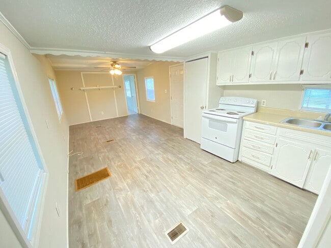 Building Photo - 4bd/1ba House close to Downtown Kannapolis...