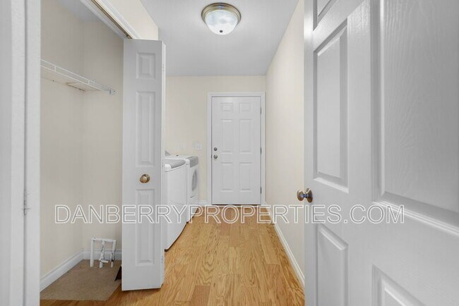 Building Photo - 14866 Lake Winds Dr