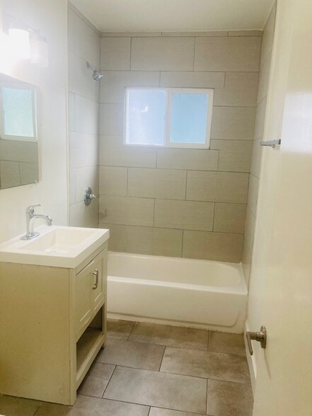 Building Photo - 429 W 3rd St