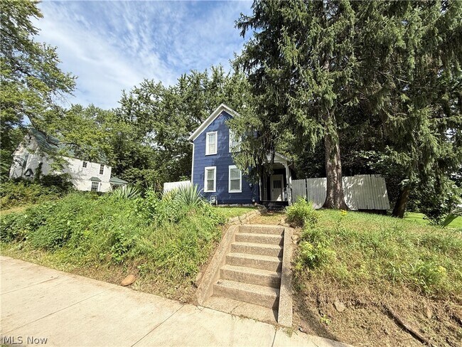 Building Photo - 131 W Miller Ave