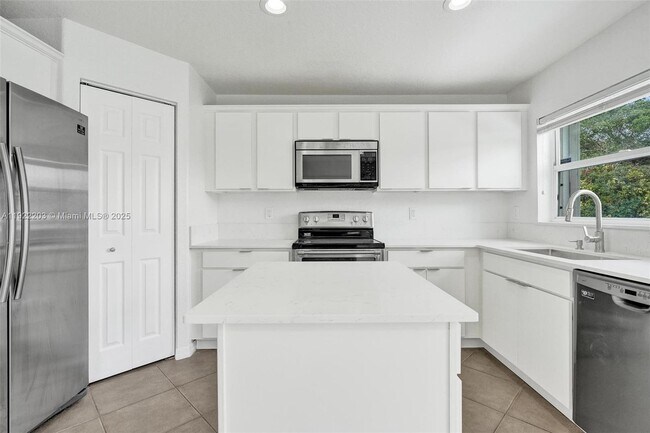 Building Photo - 6305 Willoughby Cir