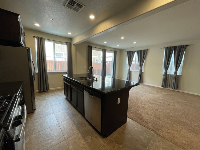 Building Photo - 3845 Lookout Dr