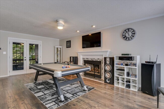 Building Photo - 4 bedroom 2.5 bath home on the water with ...