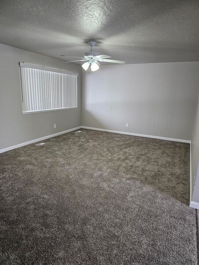 Building Photo - Beautifully Renovated 3 Bedroom, 1 1/2 Bathroom Duplex on the Boise Bench! Newer Carpet and Paint.
