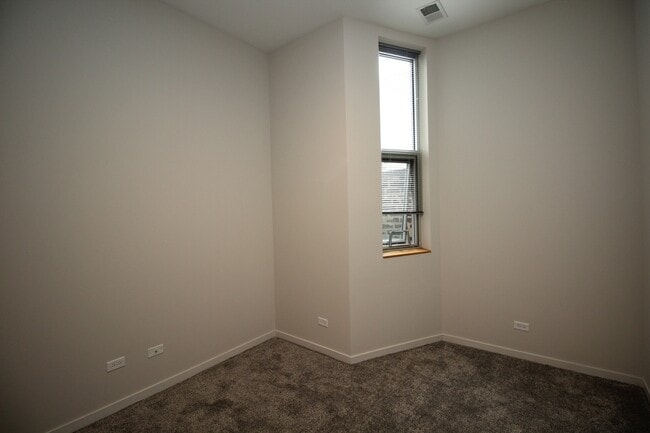 Building Photo - 1540 W Fullerton Ave