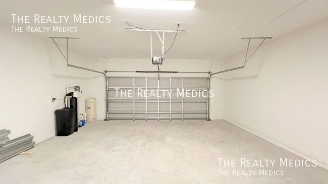 Building Photo - 905 Toluca St SE