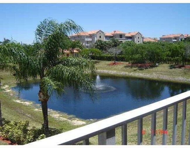 Building Photo - TH 2/2.5