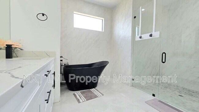 Building Photo - 220 NE 8th Pl