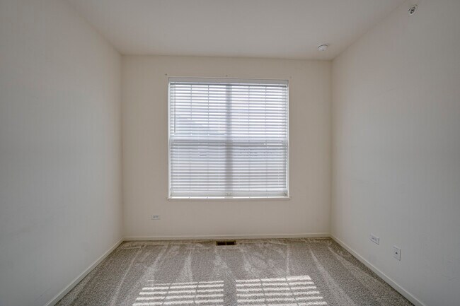 Building Photo - 2945 Showplace Dr