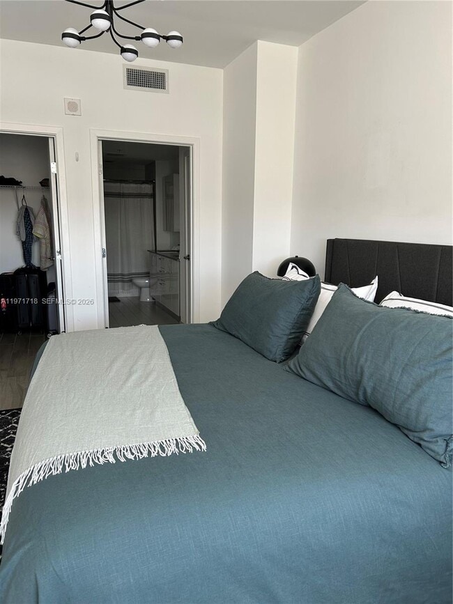 Building Photo - 999 SW 1st Ave