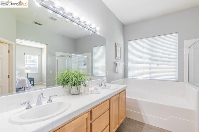 Building Photo - 1055 Meadow Brook Dr
