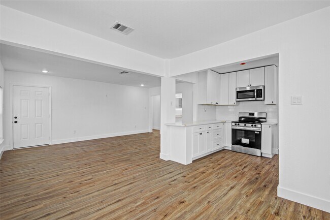 Building Photo - 1203 W 6th St