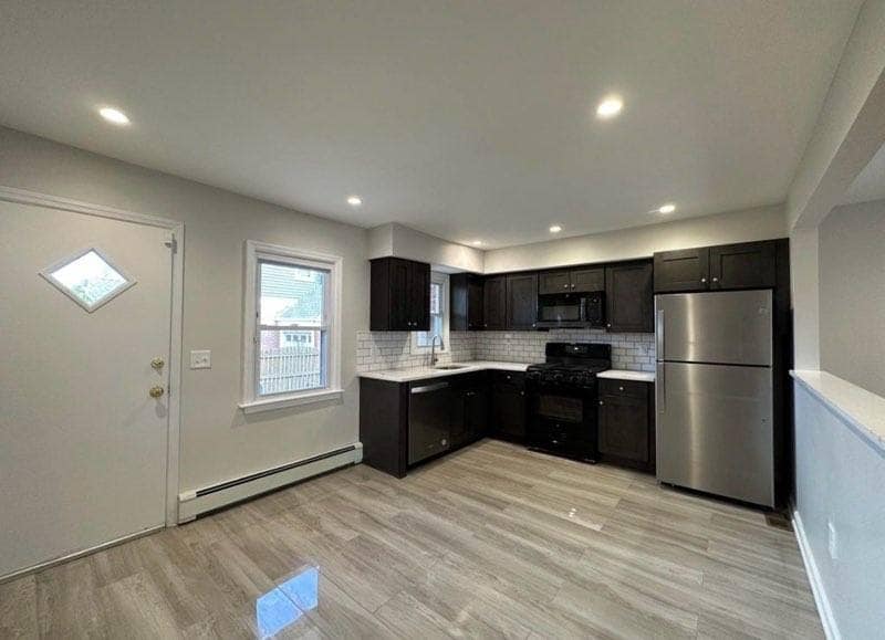 Building Photo - 32 Hazel St