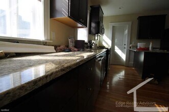 Building Photo - No Brokers Fee, In-Unit Washer and Dryer, Eat-in Kitchen, Stainless Steel Kitchen Appliances, Cen...