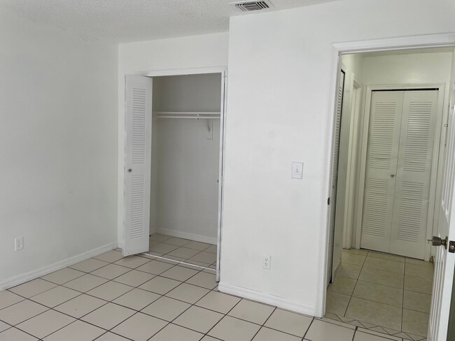 Building Photo - Duplex for lease