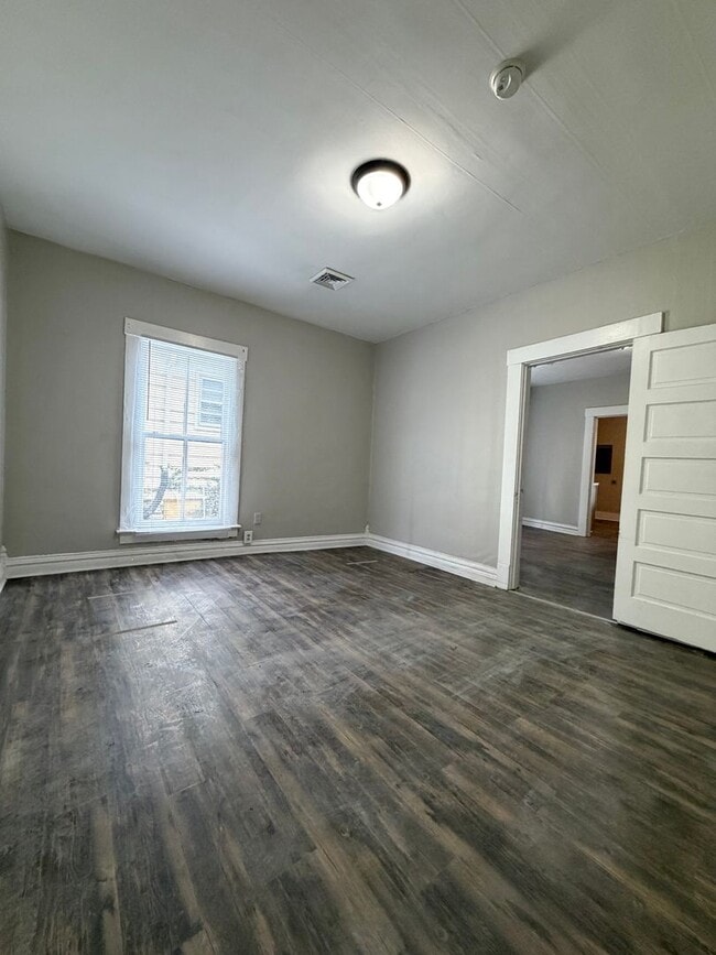 Building Photo - 1 bedroom ready for move in!