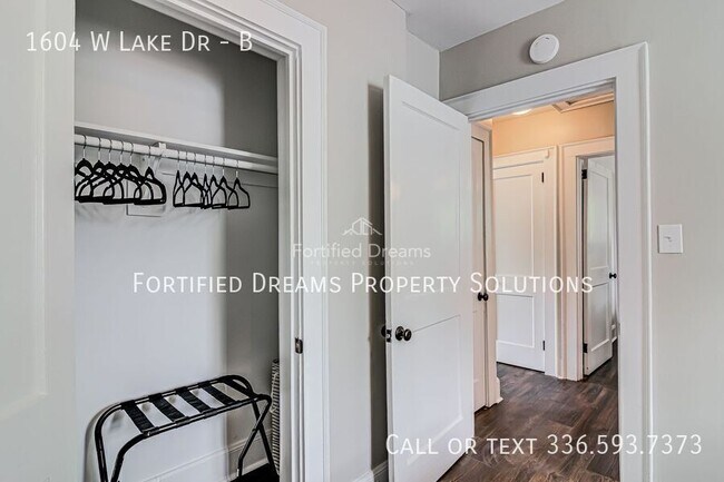 Building Photo - 1604 W Lake Dr