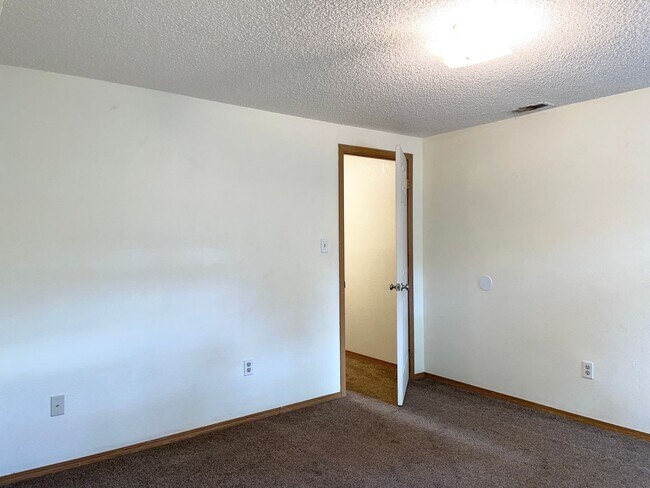 Building Photo - Nice 3 Bedroom Unit Near Everything!!