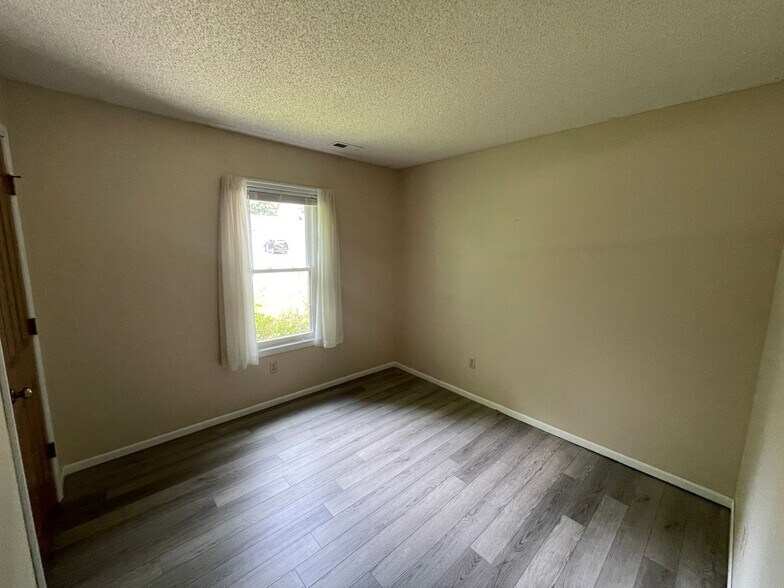 Building Photo - 9904 Mustang Dr