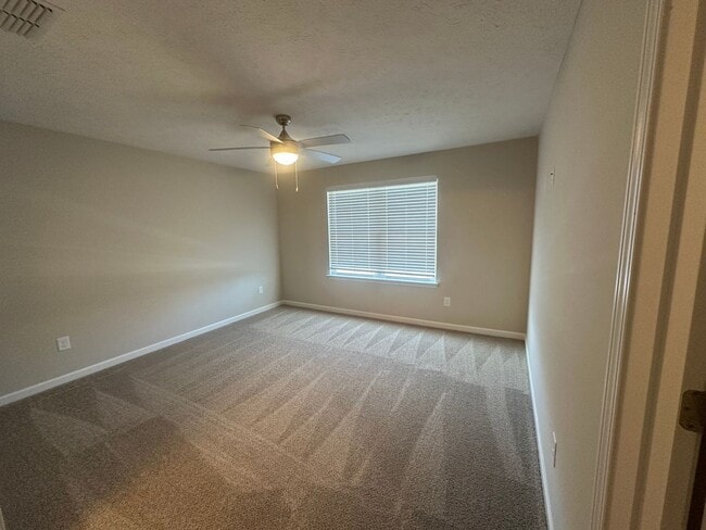 Building Photo - Beautiful 3 Bed 2.5 Bath Townhouse Near The Heart Of Shelbyville