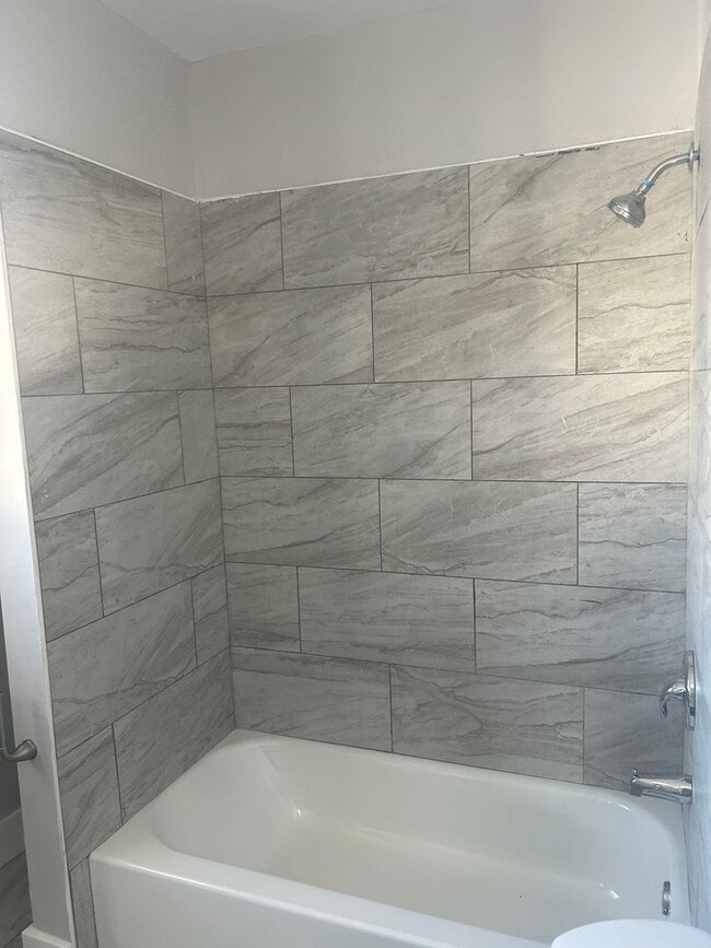 Building Photo - 3BR 1,5 bath Only with 3 Br pha voucher