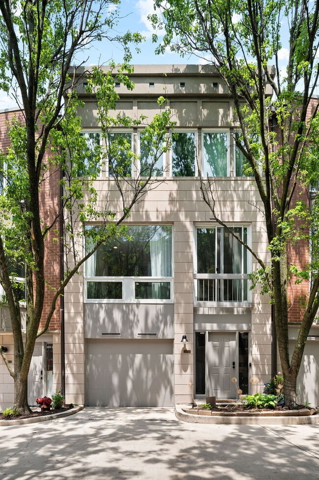 Primary Photo - 2675 N Greenview Ave