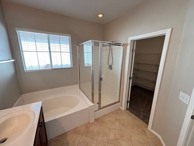 Building Photo - Gorgeous 3Bed/2.5Bath/2Car, 2-Story Home located in Loretta Bay