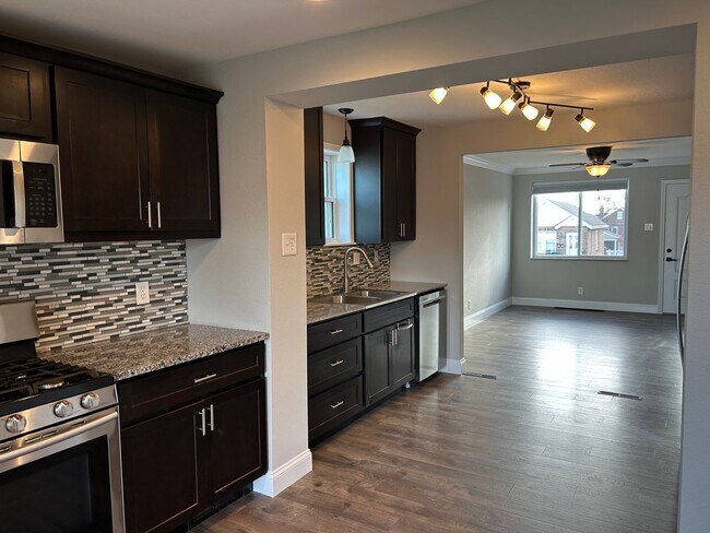 Building Photo - Modern Renovation in Sought-After Area