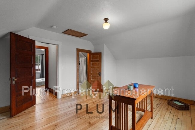 Building Photo - 208 Cedar St