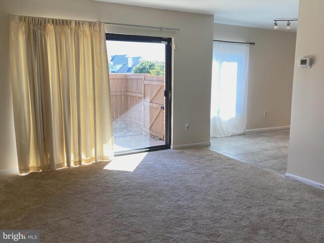 Building Photo - 6924 Hanover Pkwy