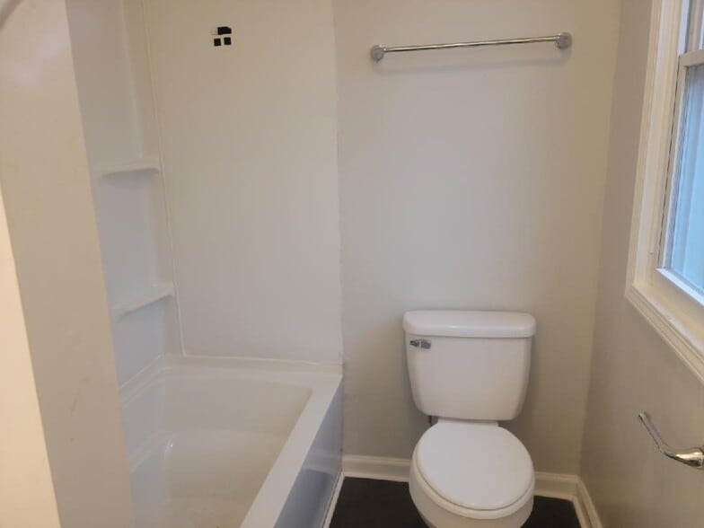 Building Photo - 129 Manhattan St