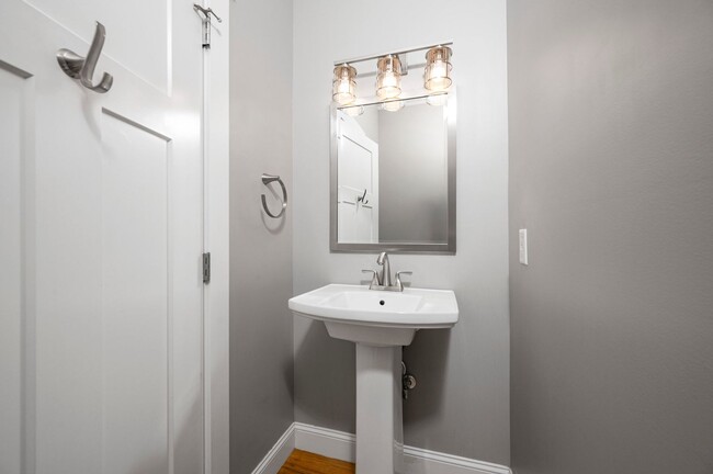 Building Photo - Beautiful & Modern 3-Bedroom Townhome near...
