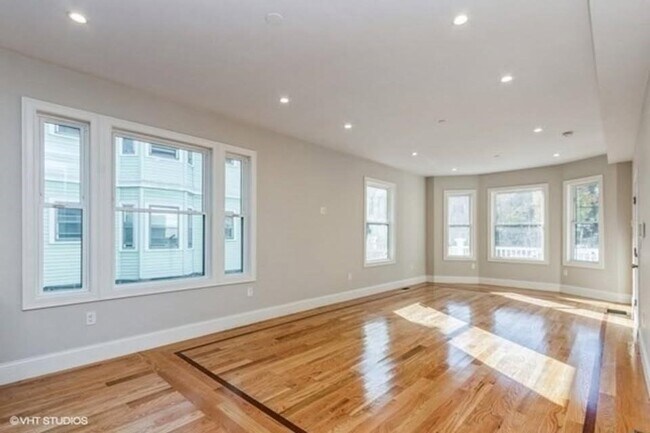 Building Photo - 111 Hutchings St