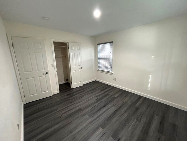 Building Photo - Completely Updated 2 bedroom 1 bath home w...