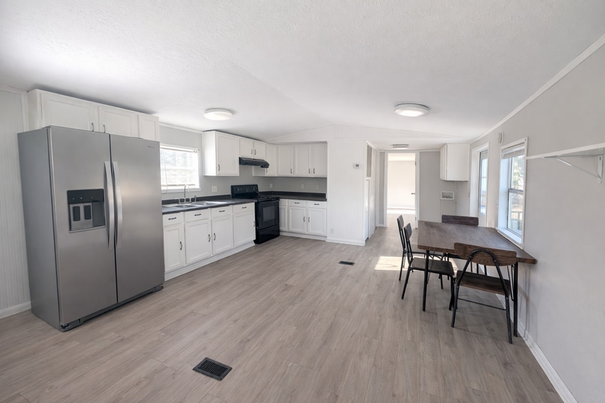 Building Photo - 5094 Red Barn Rd