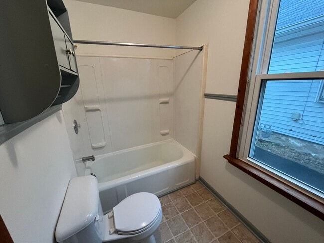 Building Photo - Large one bedroom house