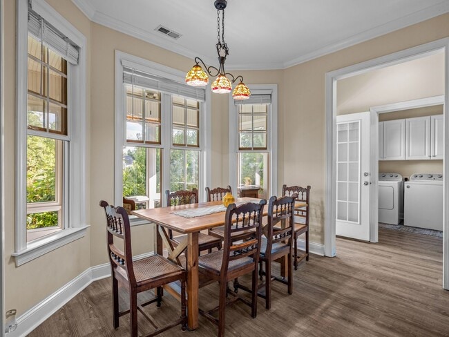 Building Photo - Beauty by the Water!