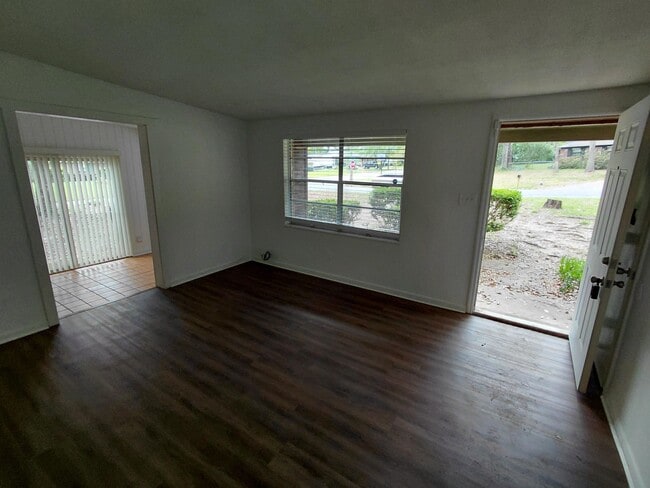 Building Photo - 2412 Almond Dr