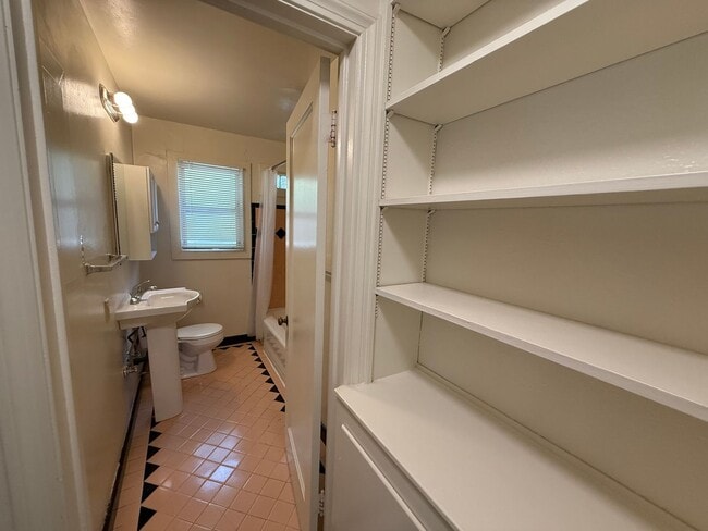 Building Photo - Downstairs one bedroom apartment available...