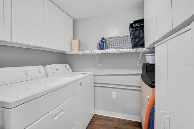 Building Photo - 2523 Pine Ridge Way S