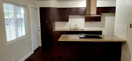 Building Photo - Beautiful Home with Pool, Garage – Availab...