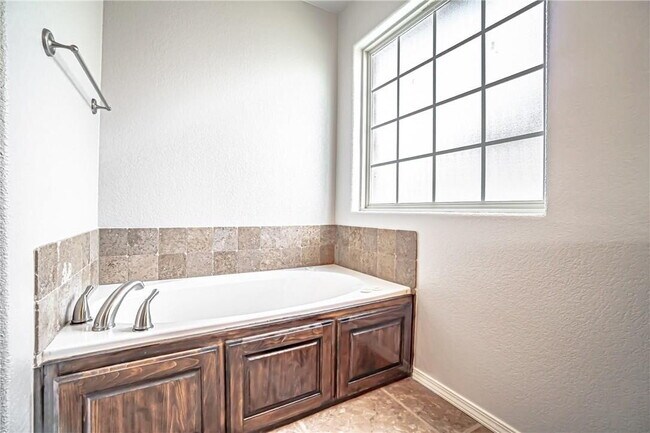 Building Photo - Spacious 4BR home in Bentonville with solar panels & Tesla EV charger!