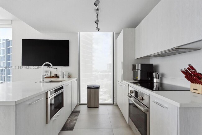 Building Photo - 501 NE 31st St