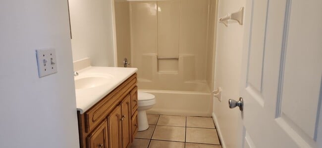 Building Photo - 4 bedroom 2 bath