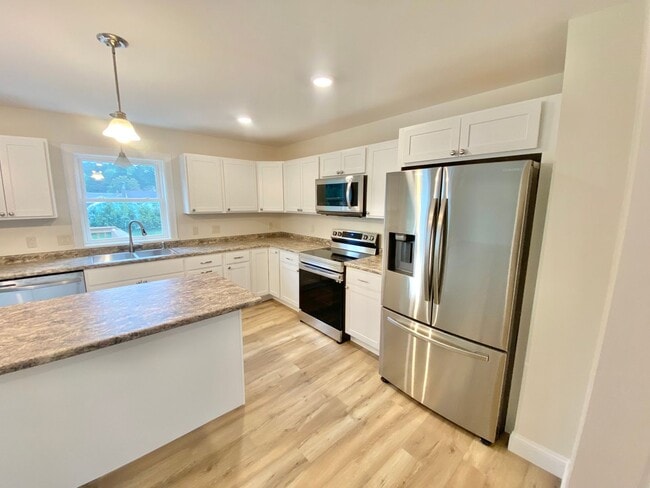 Building Photo - 3 Bedroom Townhouse Essex Junction VT Avai...