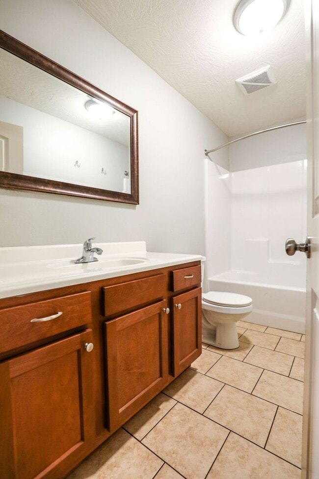 Building Photo - Beautiful & Charming 4 Bed / 2 Bath Home –...