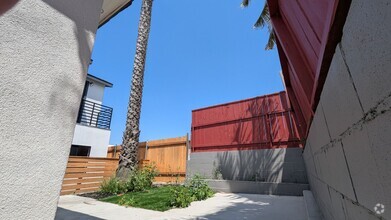 Building Photo - Fenced Private Yard in Newer Build Studio ...