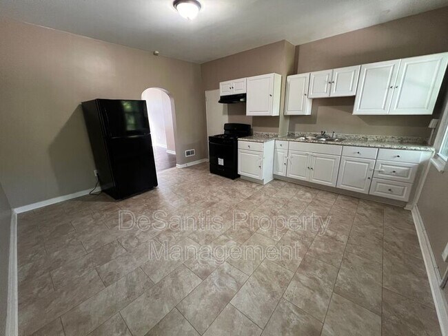 Building Photo - 1104 Brabec St