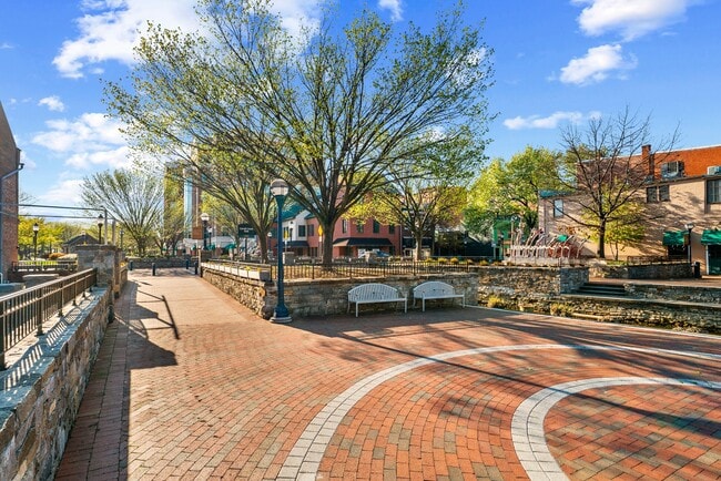 Building Photo - 35 E All Saints St